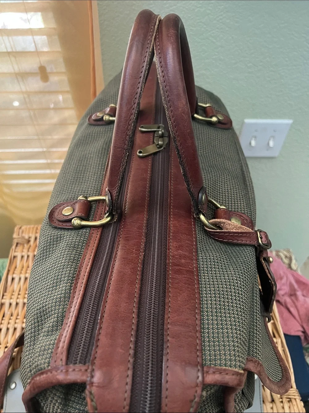 Vintage Hartmann Tweed and Leather Trim Travel Duffel Bag.Pre-owned.